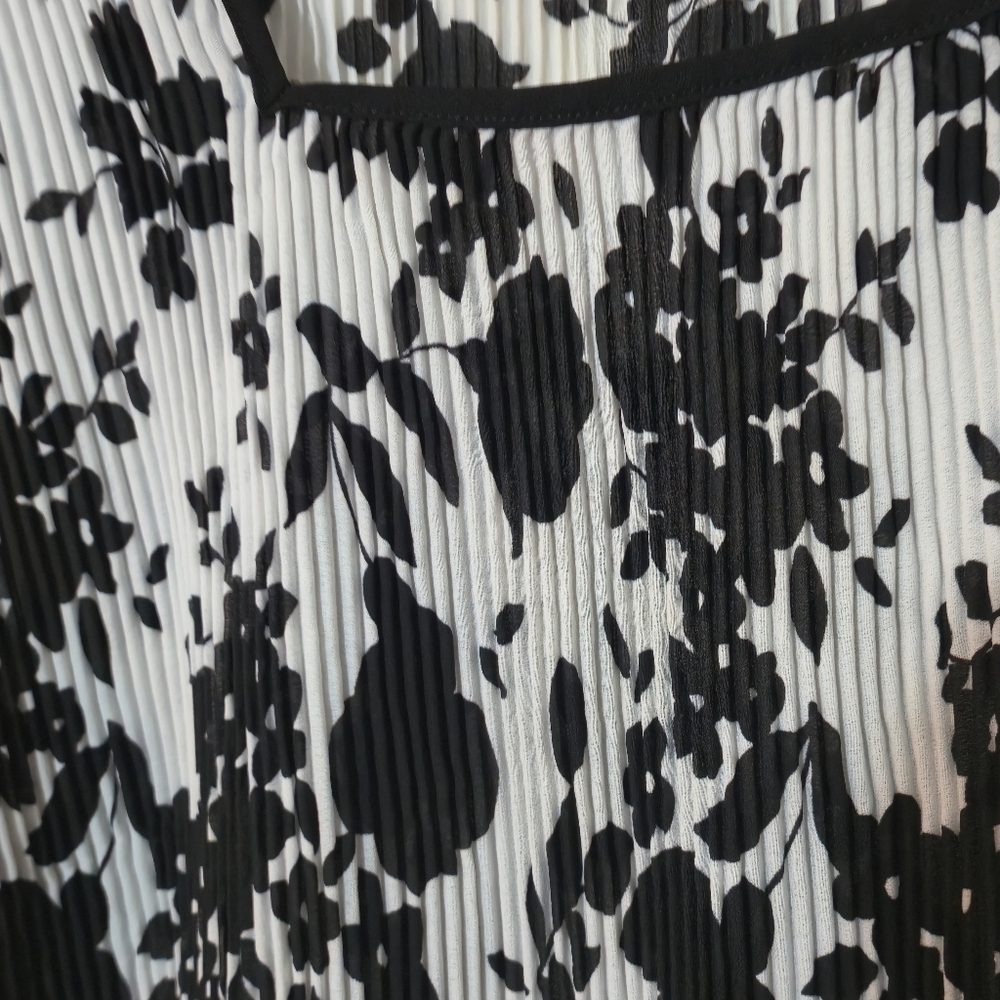Denver Hayes XL Floral Blouse Black White Short Sleeve Plissé Pleated Transition - Picture 7 of 16